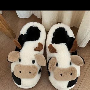 Cute cow printed slipper slides 🫶🏽